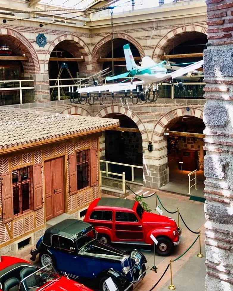 Ankara Rahmi M. Koç Müzesi'nin zengin koleksiyonlarını barındıran geniş ve aydınlık bir salonunda, ziyaretçileri geçmişe taşıyan bir zaman tüneli hissi veren, detaylı vintage araçlardan endüstriyel makinelere, gemi modellerinden bilimsel aletlere kadar birçok eşsiz eser, özenle sergileniyor ve her birinin hikayesini anlatıyor.
