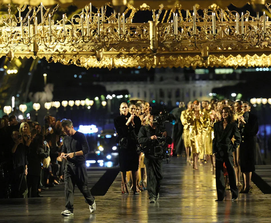 Ciddi ve düşünceli bir ifadeyle objektife bakan, şık siyah takım elbisesiyle dikkat çeken moda tasarımcısı Anthony Vaccarello, kariyerindeki bir dönüm noktası olan 'veda' temalı bu görselle izleyicilere derin bir mesaj iletiyor.