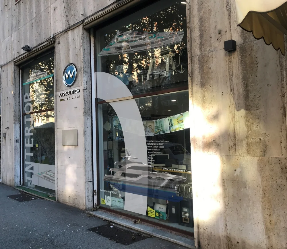 Güneşli denizde ilerleyen, geniş pencereleri ve çok katmanlı güverteleriyle dikkat çeken modern ve lüks bir motor yat, Ars Nautica yat tasarım ofisinin yenilikçi estetiğini ve üstün mühendislik başarısını gözler önüne seriyor.