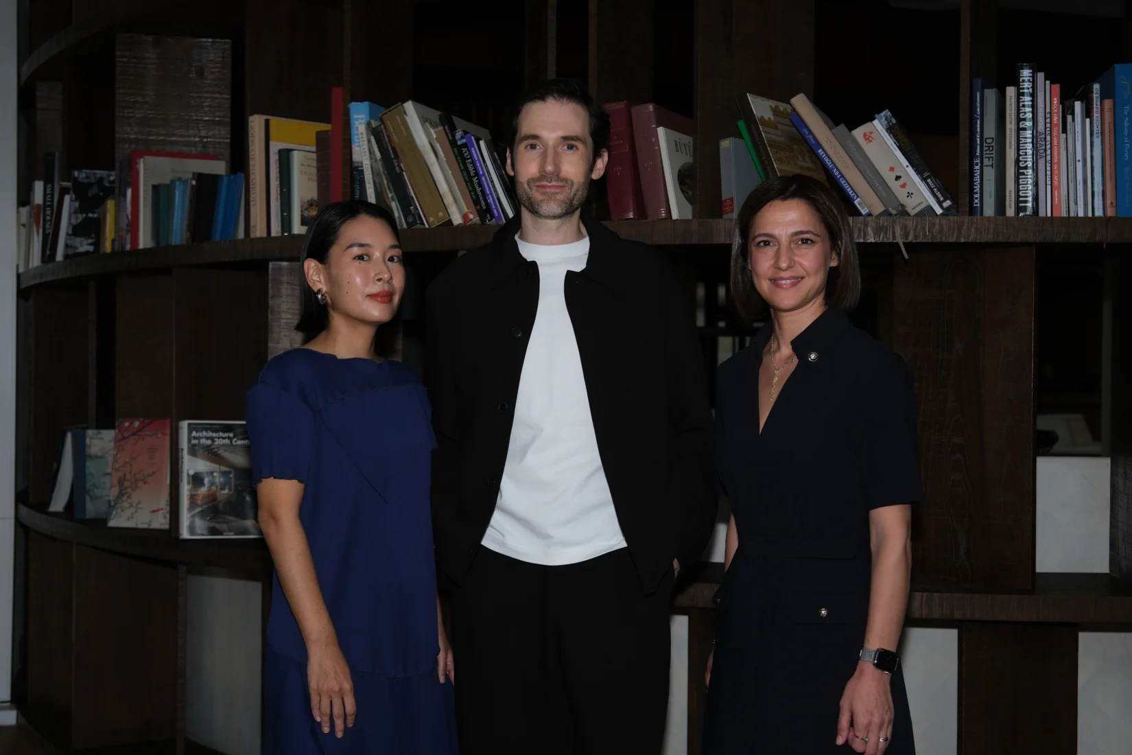 A.A. Murakami'nin Symbiosis adlı yenilikçi duyusal enstalasyonunda, loş mavi ışıklarla aydınlatılmış bir alanda, soyut heykelsi bir formdan çıkan sayısız şeffaf baloncuk, doğanın ve teknolojinin etkileşimiyle oluşan geçici anları izleyiciye büyüleyici bir görsellikle sunuyor.