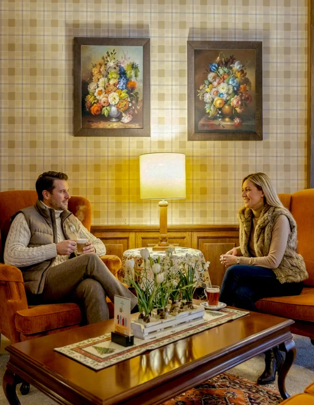 Beceren Otel'in, modern ve zarif mimarisiyle dikkat çeken dış cephesi veya konforlu ve sıcak bir atmosfer sunan lobisi, misafirleri ağırlamaya hazır davetkar bir ortam sunarken, tesisin kalitesini ve estetiğini vurgulayan detayları gözler önüne seriyor.