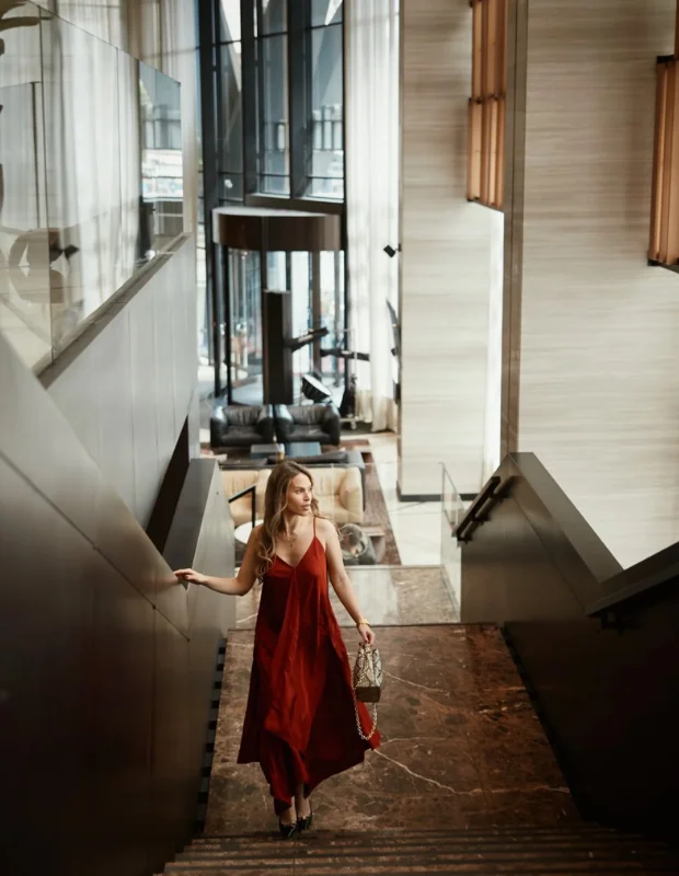 Belgrad Hilton otelinin iç mekanından bir görünüm; yüksek tavanlar, modern sanat eserleri ve konforlu oturma gruplarıyla donatılmış geniş bir dinlenme veya restoran alanı, konuklarına unutulmaz bir konaklama deneyimi vadeden çağdaş ve zarif bir atmosfer sunuyor.