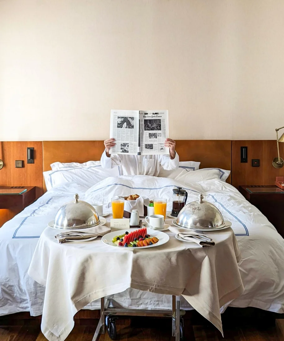Belgrad'daki tarihi Hotel Moskva'nın görkemli sarı cephesi, zarif Art Nouveau süslemeleri, balkonları ve kiremit çatısı ile şehrin merkezinde yükselen, hareketli bir cadde üzerindeki yapısını tüm ihtişamıyla gözler önüne seren geniş açılı bir dış görünüm.