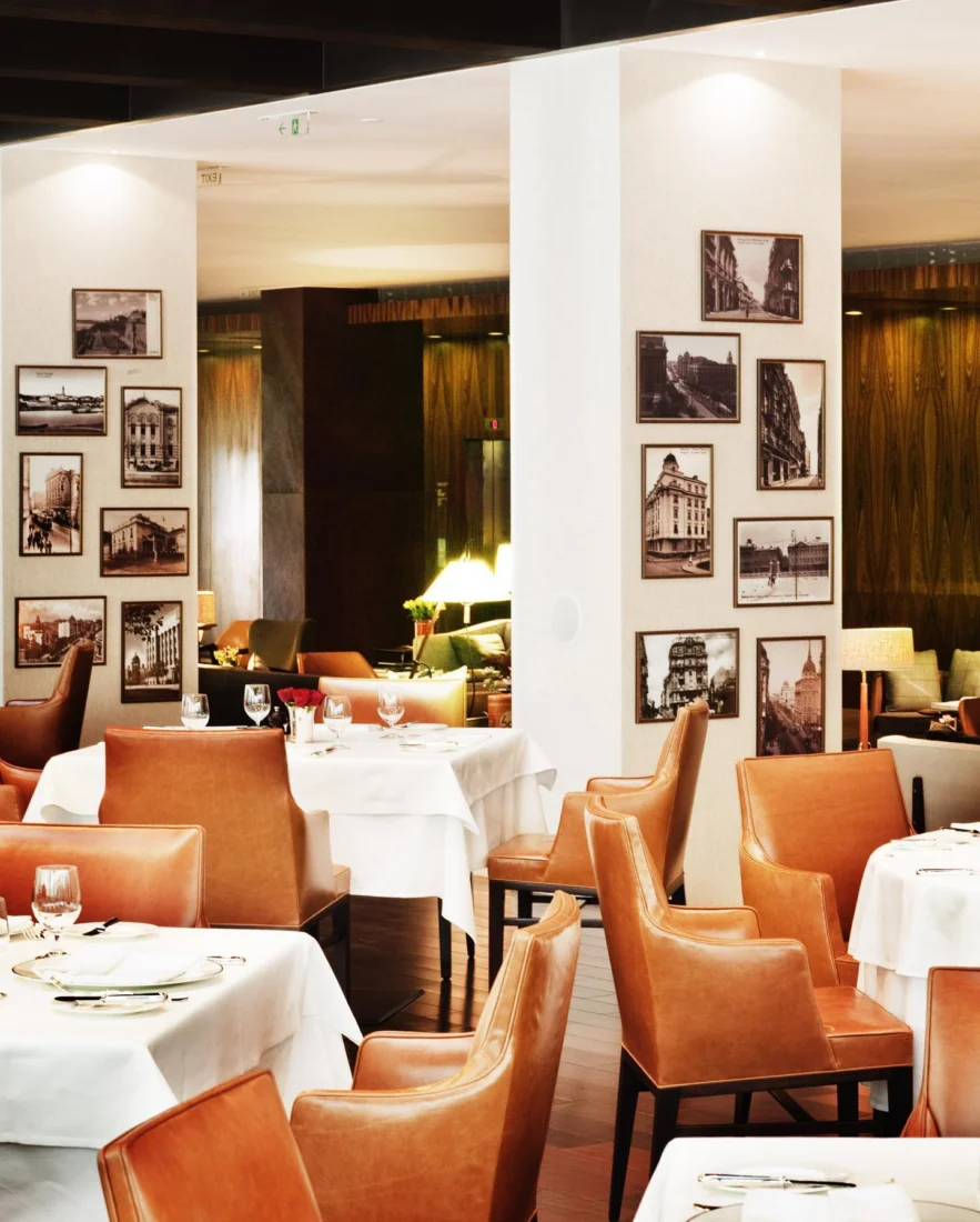 Belgrad Hyatt Regency otelinin çağdaş mimarisiyle dikkat çeken, geniş bir lobisinde modern tasarımlı koltuklar ve zarif aydınlatmalarla donatılmış, dinlendirici bir atmosfer sunan şık bir iç mekan görüntüsü.