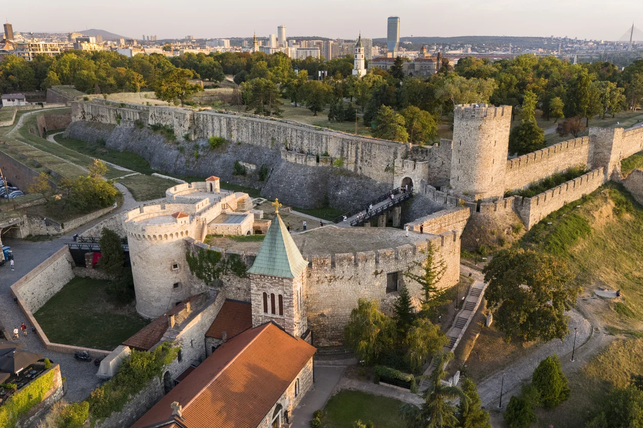 Tarihi Belgrad Kalesi'nin taş duvarları, kuleleri ve geniş surları, Tuna ve Sava nehirlerinin birleştiği stratejik konumuyla birlikte, yüzyılların izlerini taşıyan ihtişamlı bir manzara sunuyor.