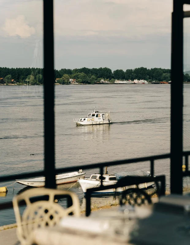 Belgrad'ın Tuna ve Sava nehirlerinin kavuştuğu noktada, tarihi Kalemegdan Kalesi'nin görkemli silüetinin eşlik ettiği, modern şehir yaşamıyla iç içe geçmiş, yemyeşil alanları ve mimarisiyle ziyaretçilerini büyüleyen geniş bir panoramik görünüm.