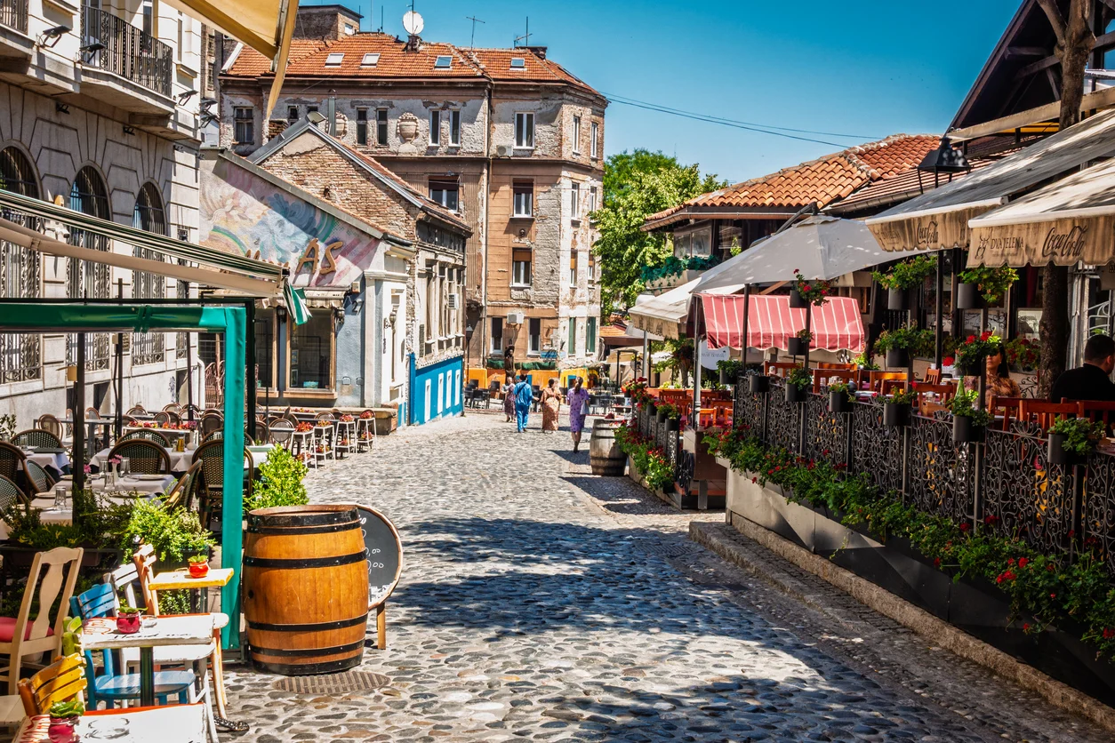 Belgrad seyahat rehberi içerisinde mutlaka görülmesi gereken noktalardan biri olarak öne çıkan, mimarisiyle büyüleyen, beyaz mermer işçiliği ve devasa kubbeleriyle görenleri etkileyen görkemli Aziz Sava Tapınağı'nın önünde şehrin keyfini çıkaran kalabalık.