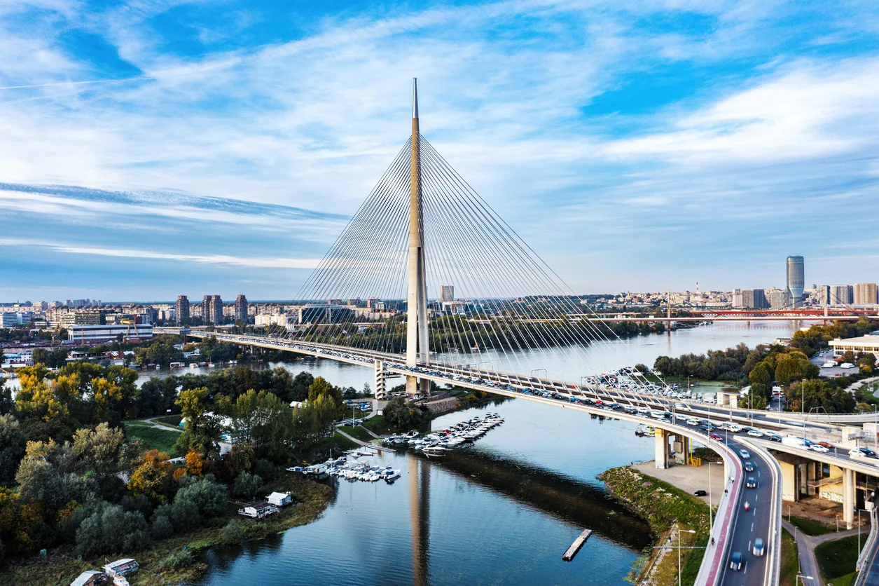 Belgrad'ın canlı sokaklarından birinde, tarihi dokuyu modern şehir hayatıyla birleştiren binaların önünde yürüyen insanlar ve yerel atmosferin gözlemlediği, ziyaretçilere şehrin ruhunu hissettiren bir an.