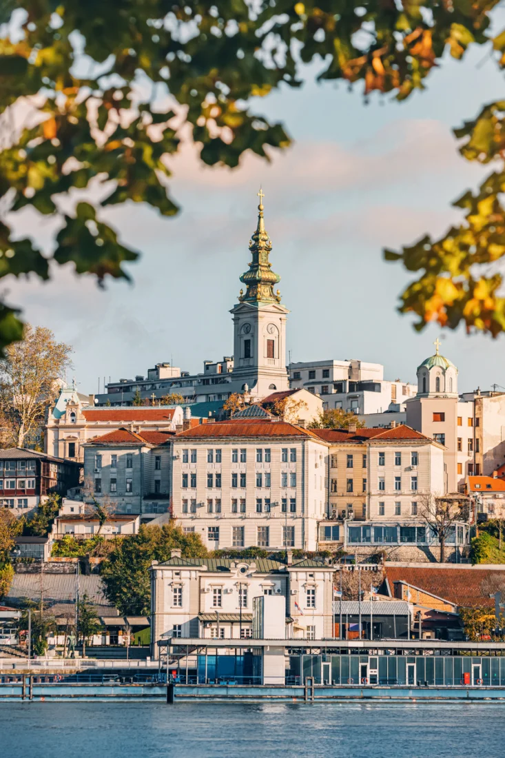 Belgrad'ın tarihi ruhunu yansıtan ve batmakta olan güneşin altın rengi ışıklarıyla yıkanan, Sava ve Tuna nehirlerinin buluştuğu noktayı kuşbakışı gösteren görkemli bir şehir manzarası, bu seyahat rehberinin başlığını taçlandırıyor.