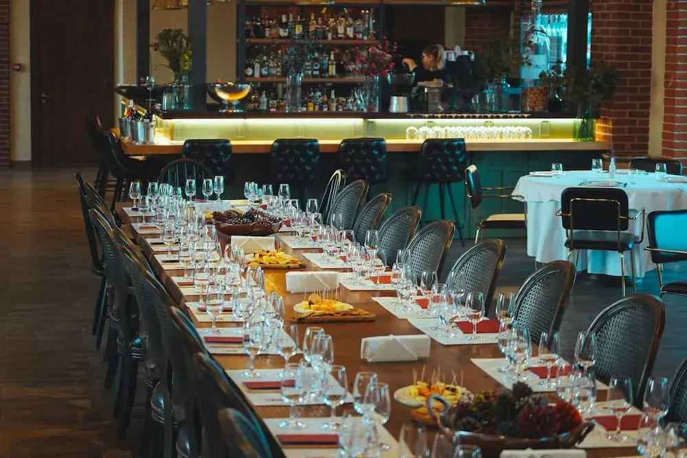 Bengodi Boutique Hotel'in Potina Restaurant'ında sunulan, taze ve yerel ürünlerle modern mutfak tekniklerini birleştiren, koyu renkli tabakta özenle servis edilmiş, sebzelerle zenginleştirilmiş ve soslu, davetkar bir ana yemek tabağı.