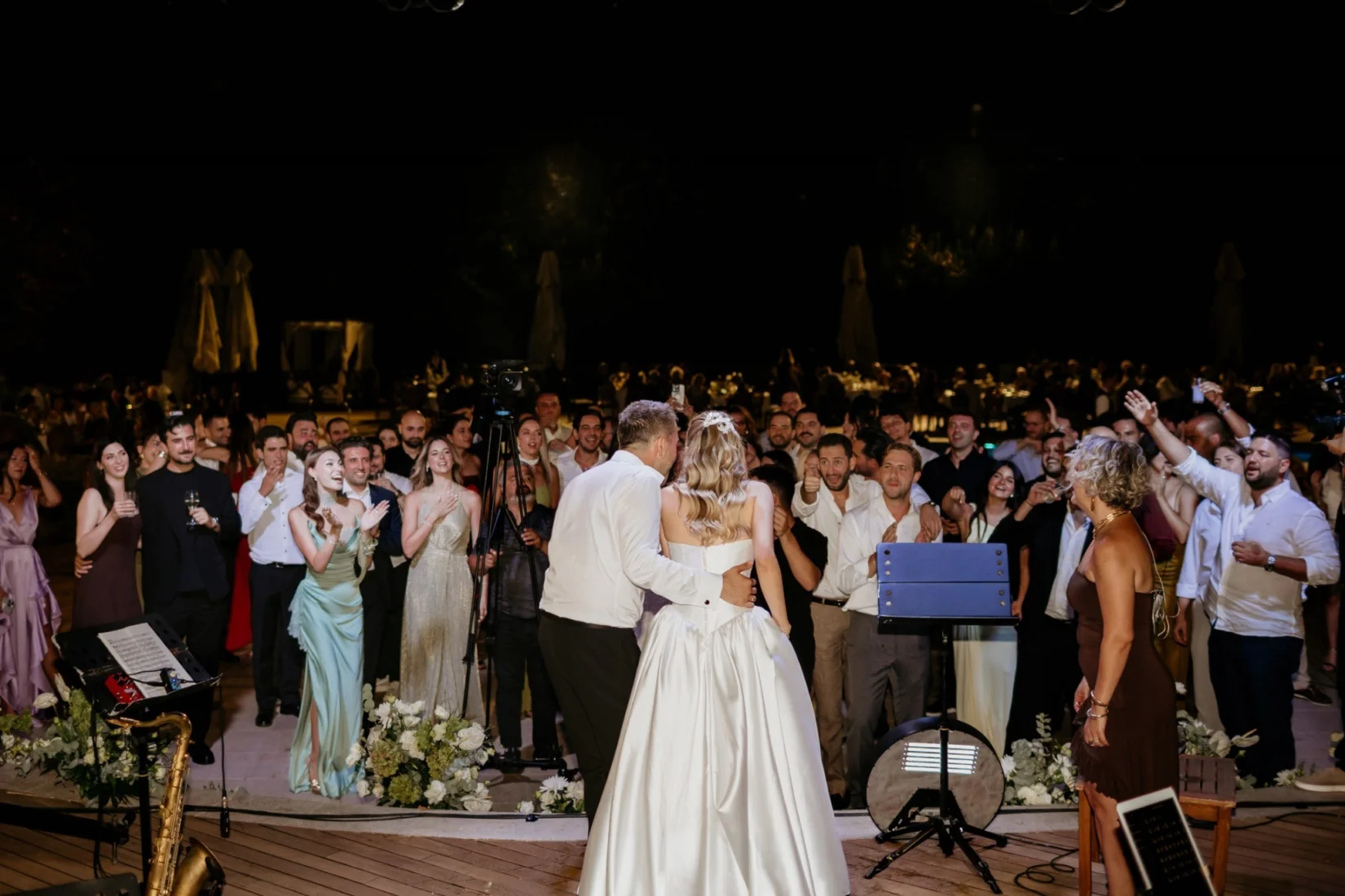 Beril ve Arda'nın düğün hikayesi serisinden özel bir karede, çiftin birbirlerine sevgiyle baktığı ve yüzlerindeki içten gülümsemelerle mutluluklarının her detaya yansıdığı bu romantik an ölümsüzleştirilmiştir.