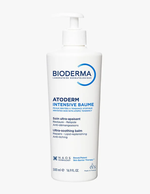 Bioderma Atoderm Intensive Baume adlı ürünün beyaz, mavi kapaklı ve kırmızı detaylara sahip ambalajı, özellikle çok kuru ve atopik ciltler için yoğun nemlendirme ve onarım sağlayan bir cilt bakım çözümü olarak öne çıkıyor.