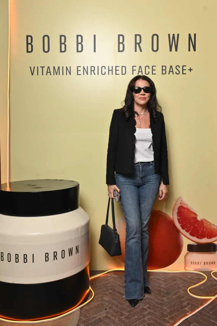 Kısa koyu renk saçları ve zarif çerçeveli gözlükleriyle bilinen, güzellik sektörünün ikonik isimlerinden Bobbi Brown'ın bu profesyonel portresi, kendine özgü sade ve doğal makyaj anlayışını yansıtan kararlı ve ilham verici bir ifade sunuyor.