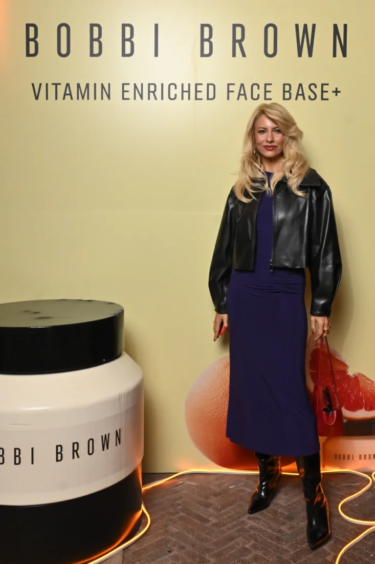 Bobbi Brown markasının estetiğini ve doğal güzellik anlayışını yansıtan, sağlıklı ve ışıltılı bir ciltle gözleri ve dudakları özenle vurgulanmış, zarif ve kendinden emin duruşlu bir kadın modeli portresi.