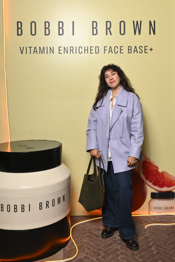 Doğal güzelliği vurgulayan Bobbi Brown markasının imza niteliğindeki fondöten, ruj ve allık paletleri gibi makyaj ürünleri, cilt tonunu dengeleyen formülleri ve zarif ambalajlarıyla temiz bir zeminde estetik bir düzenlemeyle sergilenerek markanın kaliteli makyaj felsefesini gözler önüne seriyor.