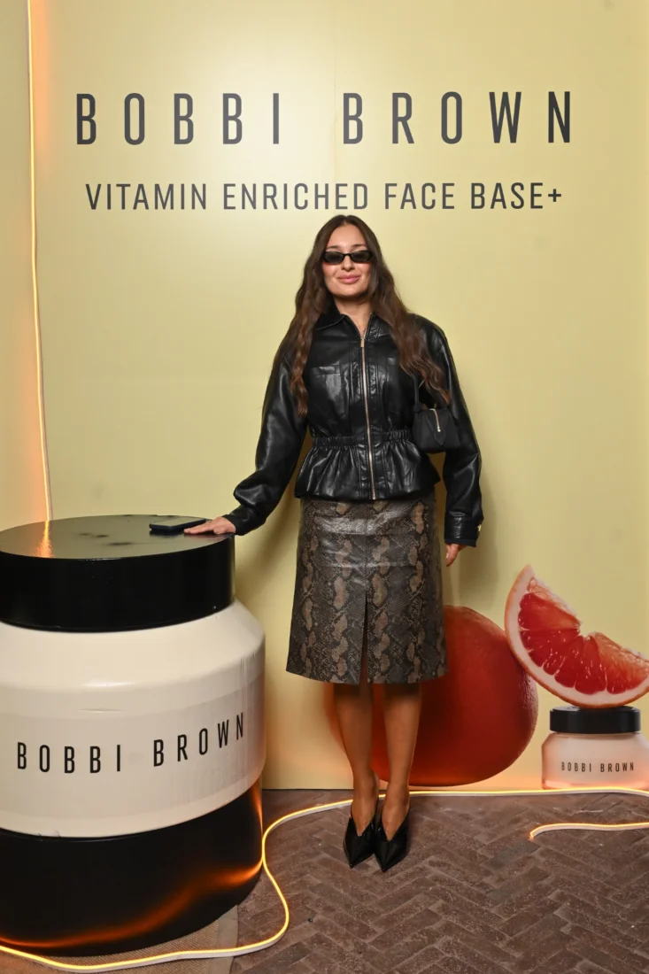 Bobbi Brown markasının doğal güzellik ve cilt sağlığı felsefesini yansıtan, makyajla yüz hatları nazikçe vurgulanmış, canlı ve kusursuz görünen cilde sahip bir kadının zarif yakın plan portresi; markanın cilt ürünlerinin ve makyajının etkilerini sergiliyor.
