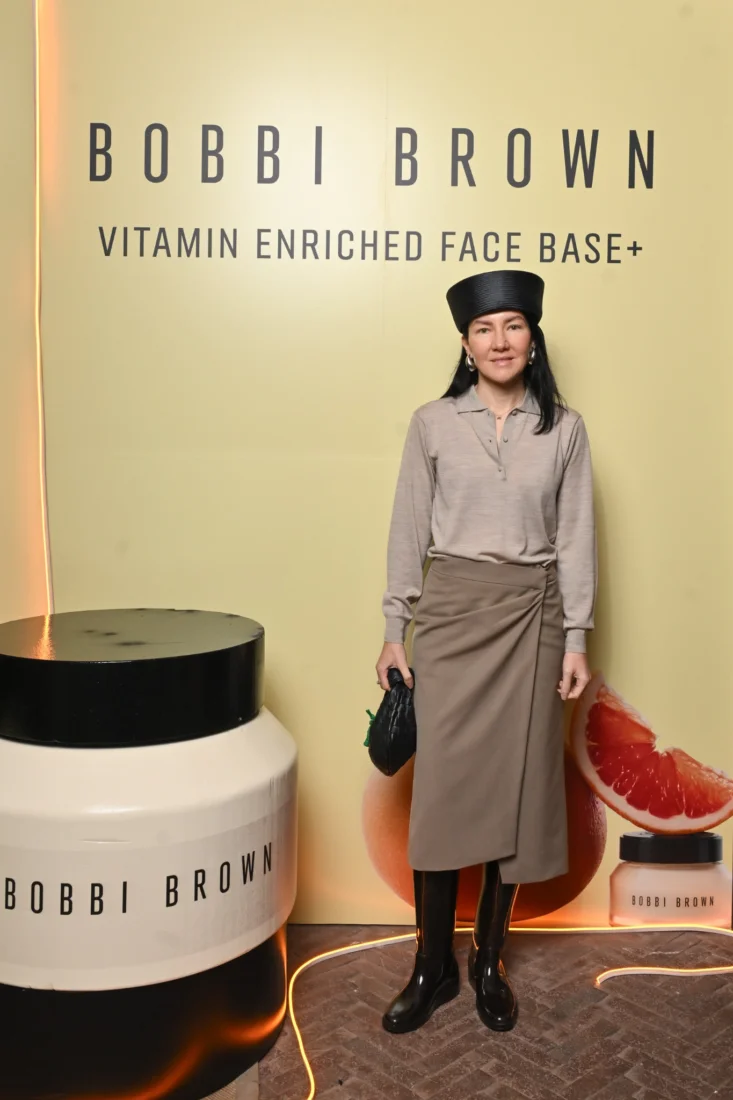 Bobbi Brown markasının kurucusu, makyaj sanatçısı ve girişimci Bobbi Brown'ın doğal güzellik felsefesini yansıtan, sıcak bir gülümsemeyle objektife bakarken çekilmiş, kusursuz makyajı ve ışıltılı cildiyle güzellik dünyasındaki öncü konumunu vurgulayan anlamlı bir portresi.