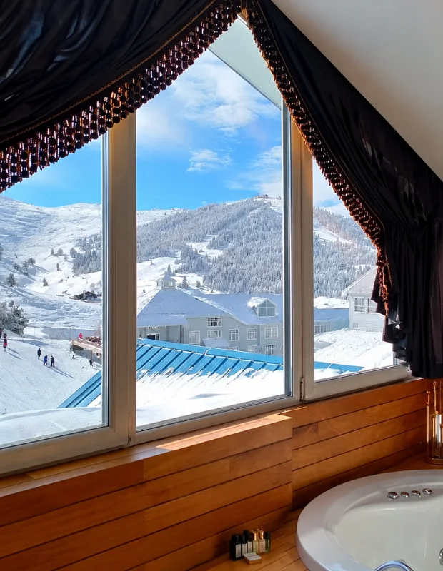 BOF Hotel'in çağdaş mimarisiyle dikkat çeken, cam ve çelik detaylarla zenginleştirilmiş dış cephesi, şehir siluetine modern bir dokunuş katarken, otelin lüks ve konforlu bir konaklama vadeden davetkar yapısını gözler önüne seriyor.