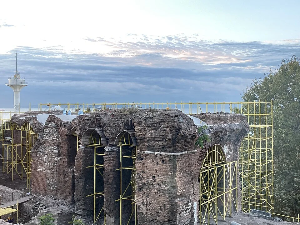 İstanbul'daki tarihi Bukoleon Sarayı'nın denize nazır kalıntılarını gösteren bu geniş planda, Bizans döneminden kalma kemerli taş duvarlar ve yıkık yapılar, geçmişin ihtişamını bugüne taşıyan derin bir atmosfer sunuyor.