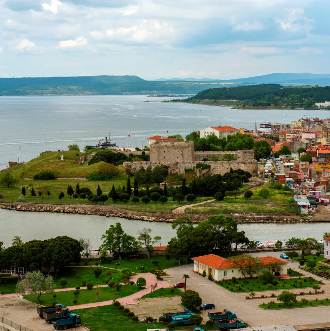 Çanakkale Bienali'nin doğal ve tarihi dokusuyla uyumlu, denizin hemen kıyısındaki geniş çimenlik alana özenle yerleştirilmiş, dalgalı rüzgar hareketlerini taklit eden ince, dikey elemanlardan oluşan anıtsal bir açık hava sanat enstalasyonu.