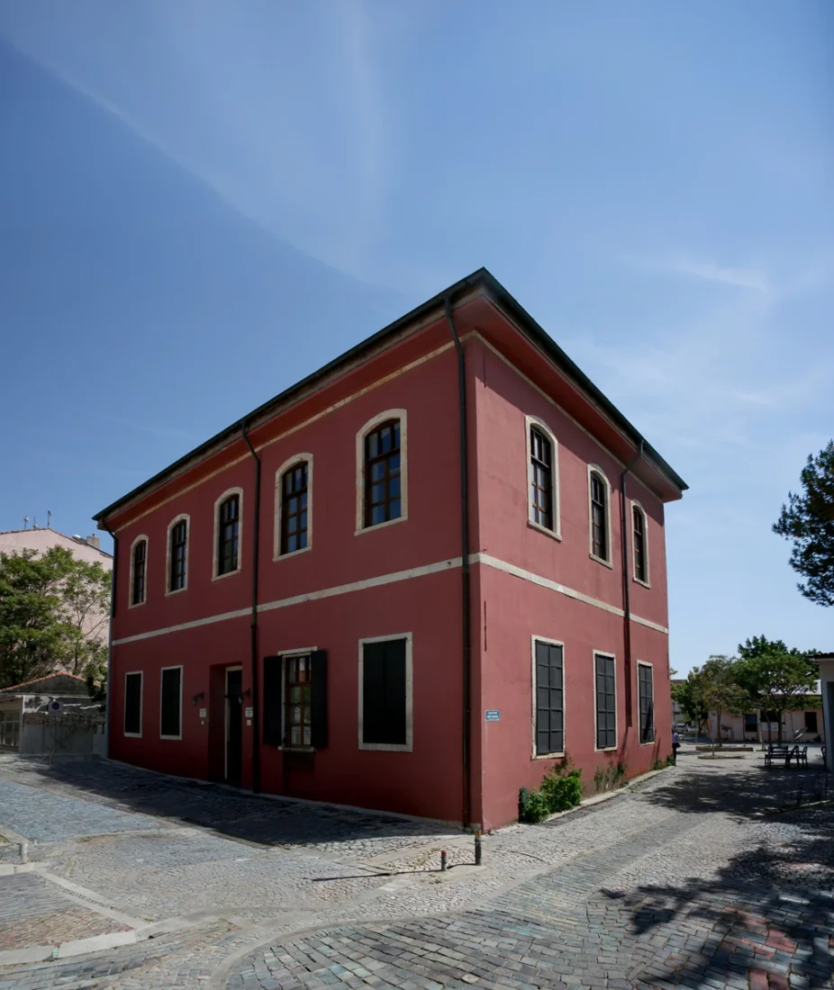 Çanakkale Bienali kapsamında açık havada sergilenen modern sanat eserlerini, yansıtıcı yüzeyli dikkat çekici soyut bir heykelin etrafında ilgiyle inceleyen ziyaretçiler, sanatın kamusal alana taşındığı bu etkinliğin dinamik ruhunu yansıtıyor.