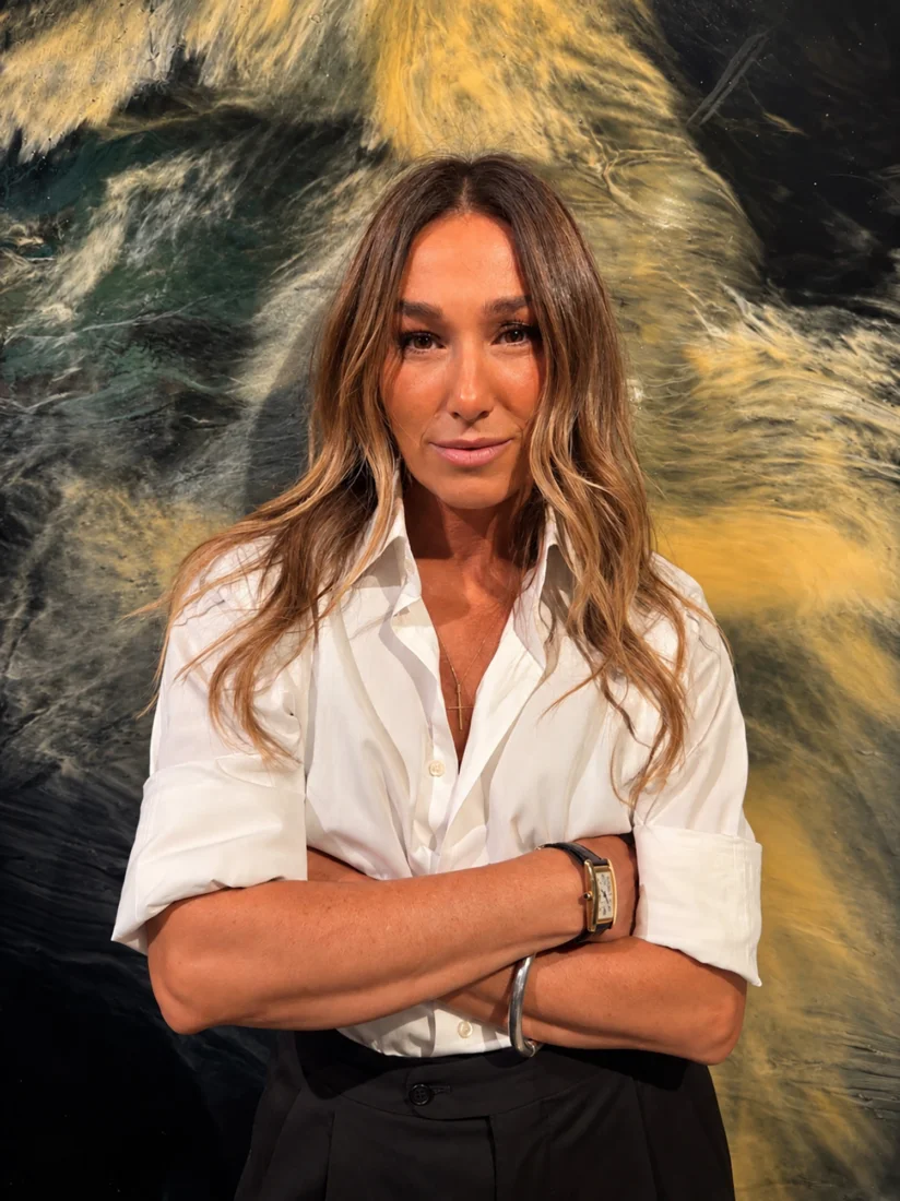 Canan Savaş'ın Çakal Düğünü sergisinden, babasından dinlediği Karadeniz anlatısını kişisel ve kültürel hafıza temalarıyla yeniden yorumlayan, ahşap, ip ve joss paper gibi hafıza taşıyan doğal malzemelerin katmanlı ve soyut bir düzenlemeyle bir araya geldiği, geçmişle bağ kuran bir eser.