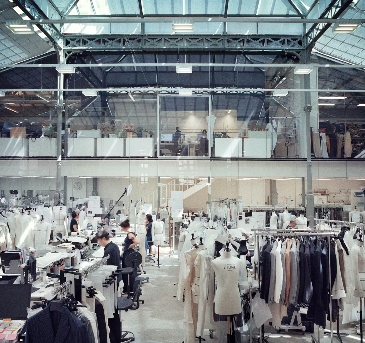 LVMHnin Les Journées Particulières etkinliği kapsamında kapılarını açan, Paris'teki Celine hazır giyim atölyesi, cam tavanlı aydınlık, çok katlı bir alanda mankenler ve giysi askıları arasında özenle dikiş yapan zanaatkârları ve lüks modanın ardındaki insan emeğini sergiliyor.