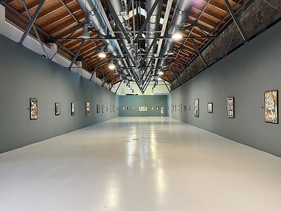 Ankara'nın kültürel dinamizmini yansıtan CerModern sanat merkezinin geniş avlusunda, modern mimarinin endüstriyel çizgilerle harmanlandığı çarpıcı binası, farklı sanat disiplinlerinden sergilere ve etkinliklere ev sahipliği yapan öncü bir kültür ve sanat platformu olarak konumunu gözler önüne seriyor.
