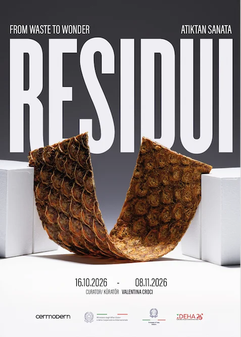 CerModern'deki Residui sergisinden bir kare: modern bir sanat galerisinin geniş beyaz duvarları önünde yer alan, endüstriyel atıklardan ilhamla yaratılmış gibi duran, metal ve kumaş gibi farklı dokulara sahip, soyut ve büyük ölçekli bir enstalasyon.