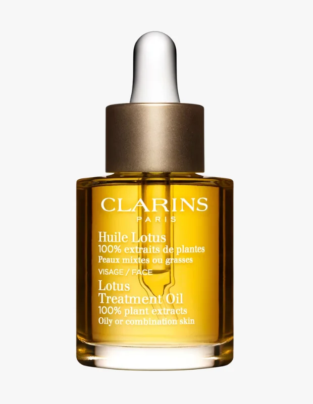 Şeffaf cam şişesinde, Clarins logosu ve ürün adıyla birlikte altın sarısı renkteki besleyici yüz bakım yağını gösteren bu detaylı ürün fotoğrafı, cildin nem dengesini destekleyen ve parlaklık veren kapsamlı bir cilt bakımı çözümünü vurgulamaktadır.