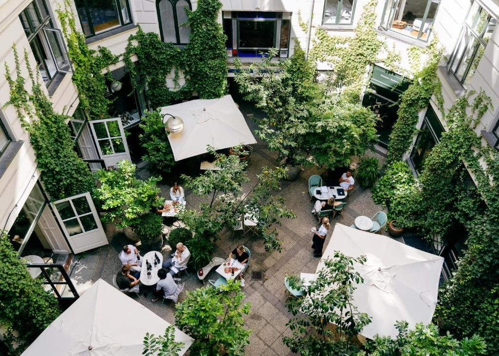 Coco Hotel'in modern mimarisi ve estetik anlayışını yansıtan bu lobide, doğal ışık alan geniş bir alanda konforlu tasarım koltuklar, zarif sehpa detayları ve özenle seçilmiş sanat eserleri lüks bir deneyim sunarak misafirlerini ağırlıyor.