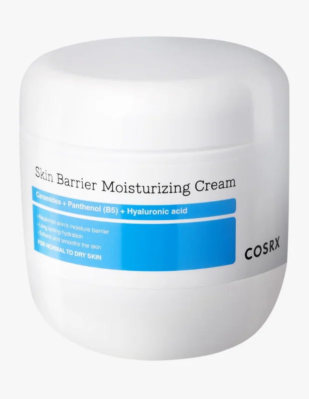 COSRX markasının Skin Barrier Moisturizing Cream ürünü, beyaz ve sade tasarımlı bir kavanozda sergilenerek, cilt bariyerini güçlendirme ve yoğun nemlendirme sağlamak üzere formüle edilmiş bir içeriği temsil ediyor.