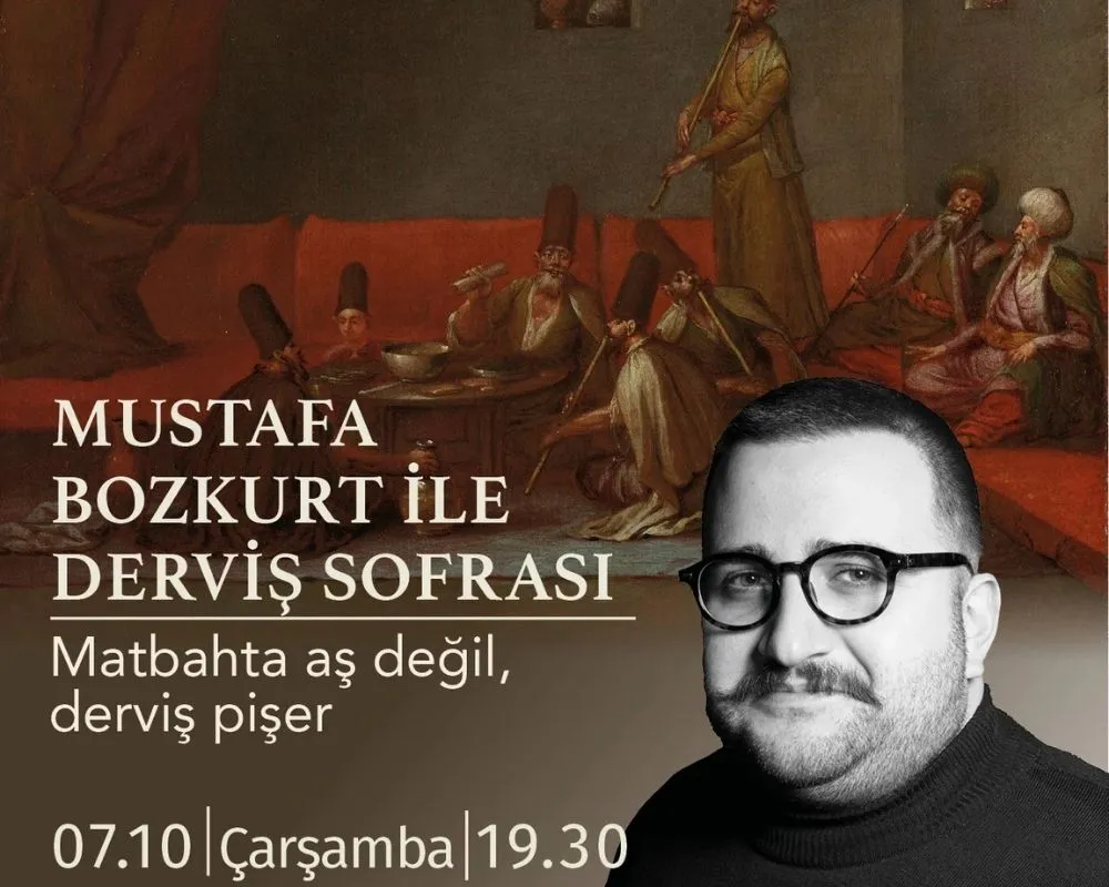 Yuvarlak ahşap bir derviş sofrası üzerinde, buharda tüten geleneksel çorba kaseleri, taze lavaş ekmekleri ve çeşitli mütevazı ana yemekler özenle sıralanmış, paylaşım ve manevi huzurun hakim olduğu bir atmosferi gözler önüne seriyor.