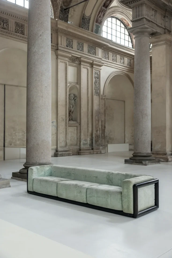 Design Miami Paris 2026, Carlo Scarpa'nın 1974 tarihli Cornaro Sofa tasarımı; açık yeşil döşemeli kanepe.