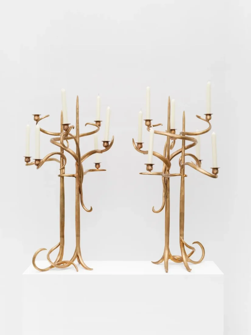 Design Miami Paris 2026, Claude Lalanne'ın 2017 tarihli altın patinalı bronz yedi kollu şamdan çifti.