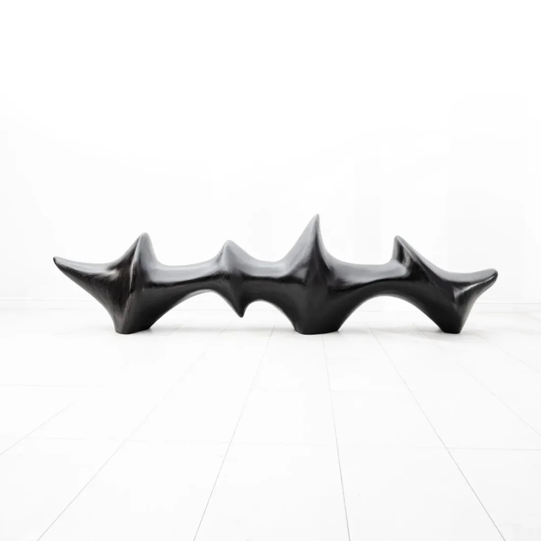 Design Miami Paris 2026, Cyryl Zakrzewski'nin Flow Bench II Dark adlı koyu renkli huş kontrplak bankı.