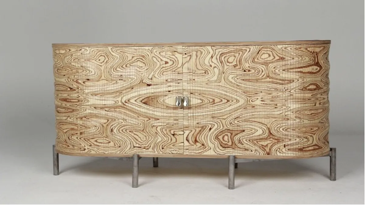 Design Miami Paris 2026, Evan Baker'ın Resonance adlı alçak konsolu; açık renkli, dalgalı desenli ve damarlı yüzey.