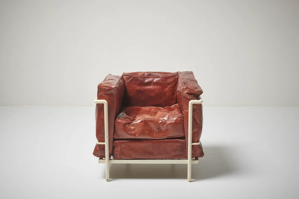 Design Miami Paris 2026, Le Corbusier, Pierre Jeanneret ve Charlotte Perriand tasarımı Grand confort koltuk; metal çerçeve ve deri minderler.