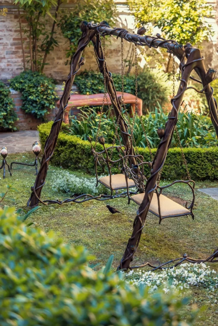 Design Miami Paris 2026, Irene Cattaneo'nun Effi Briest Swing Set adlı bronz salıncak yerleştirmesi.
