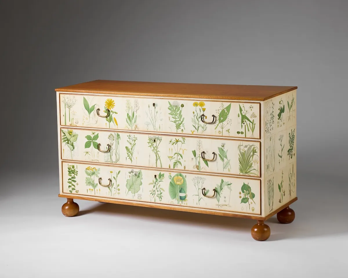 Design Miami Paris 2026, Josef Frank'ın Flora Model 1050 şifonyeri; çiçek ve yaprak desenli çekmecelere sahip ahşap mobilya.
