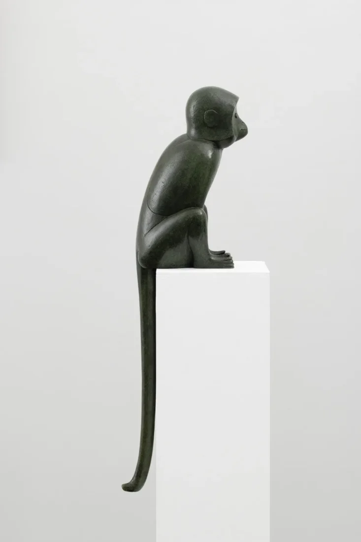 Design Miami Paris 2026 için Galerie Mitterrand seçkisinden François-Xavier Lalanne'ın Singe attentif adlı bronz maymun heykeli.