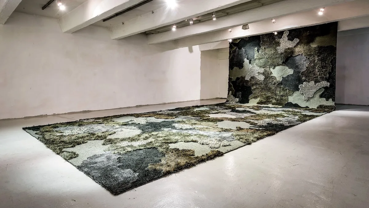 Design Miami Paris 2026, Louise Hederström'ün September halısı; yeşil ve toprak tonlarıyla oluşturulan büyük ölçekli orman desenleri.