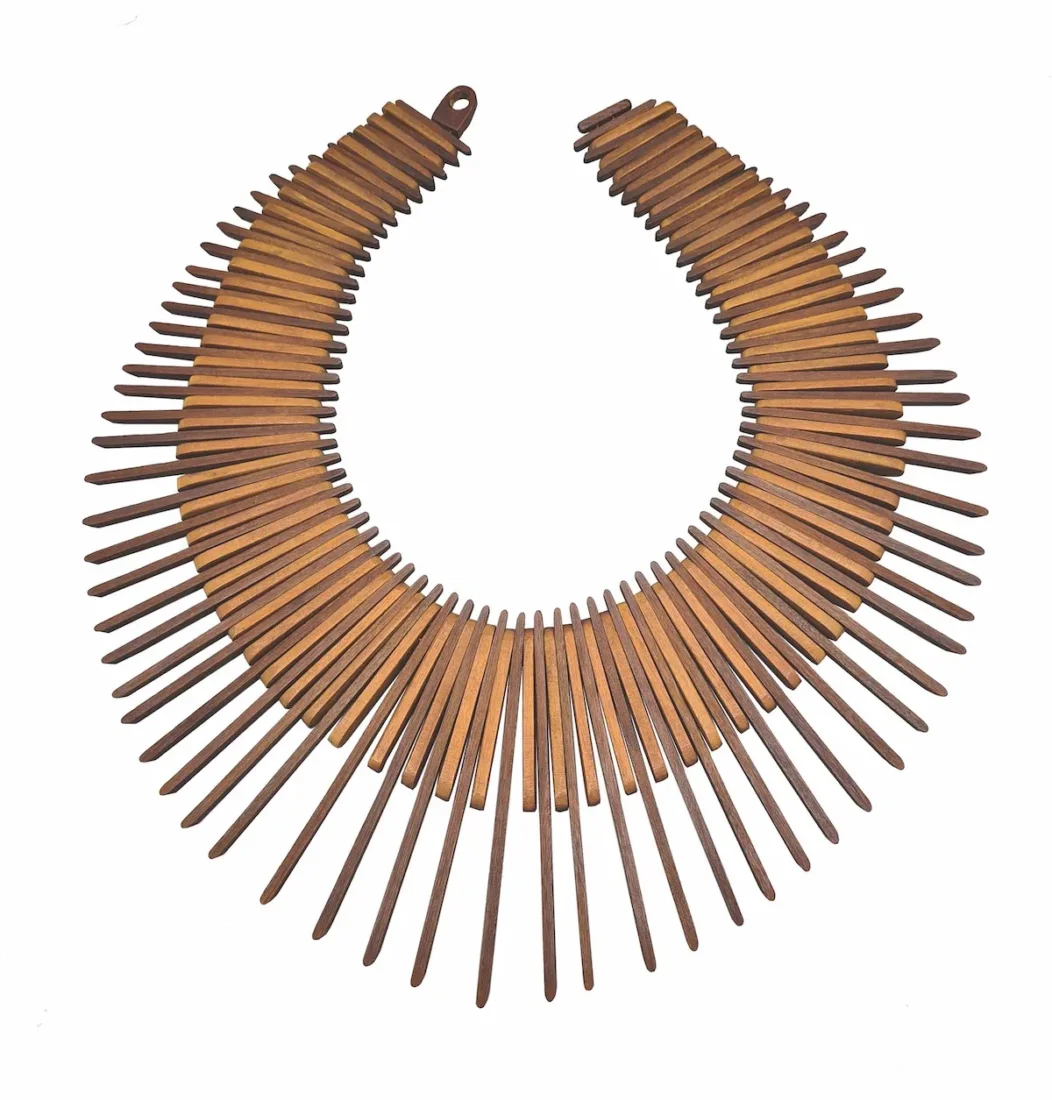 Design Miami Paris 2026, Luis Quesada'nın Necklace #20 adlı kolyesi; guayubirá ve cancharana ahşabından uzun ince parçalar.