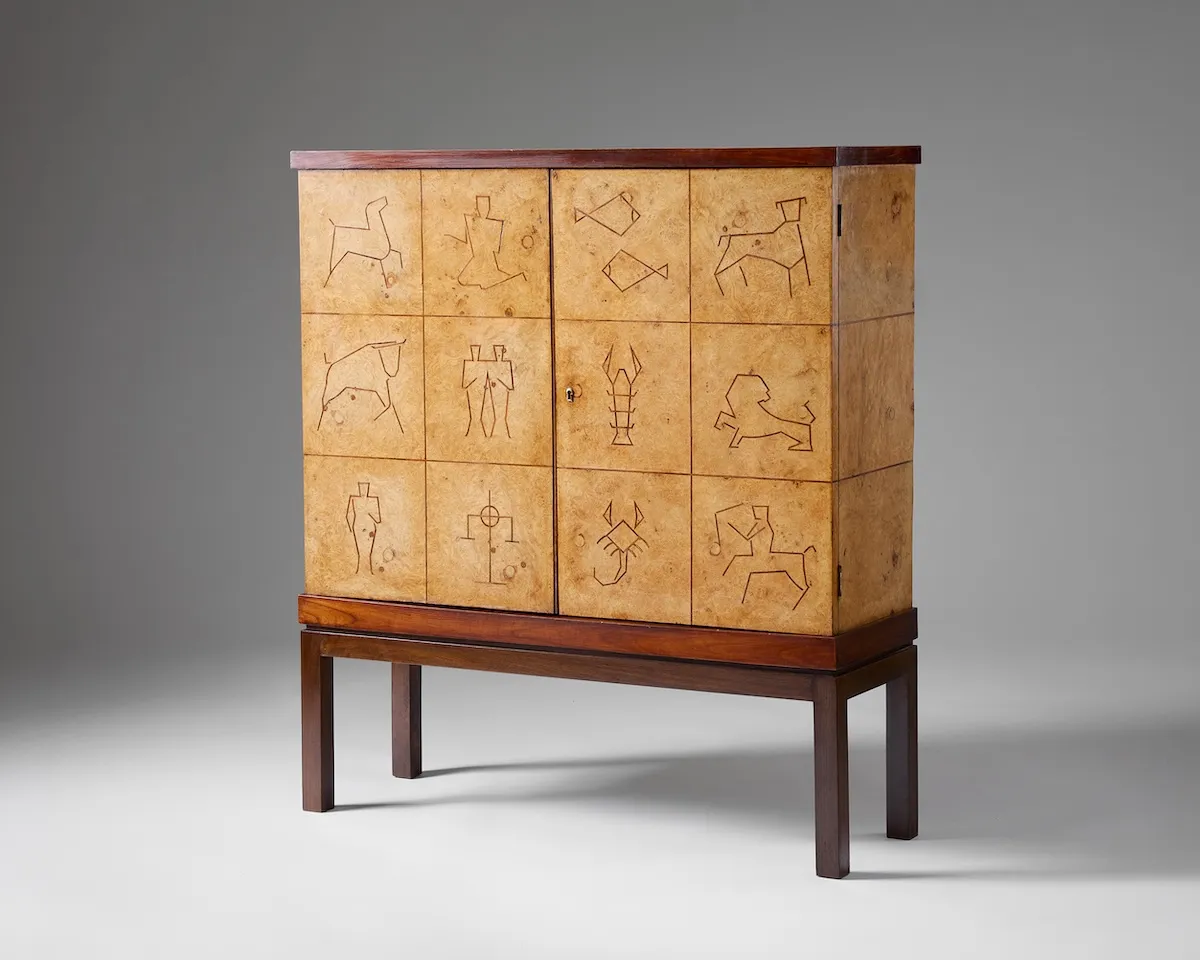 Design Miami Paris 2026, Otto Schulz'un 1939 tarihli Unique Cabinet tasarımı; desenli ahşap kaplamalı yüksek ayaklı dolap.