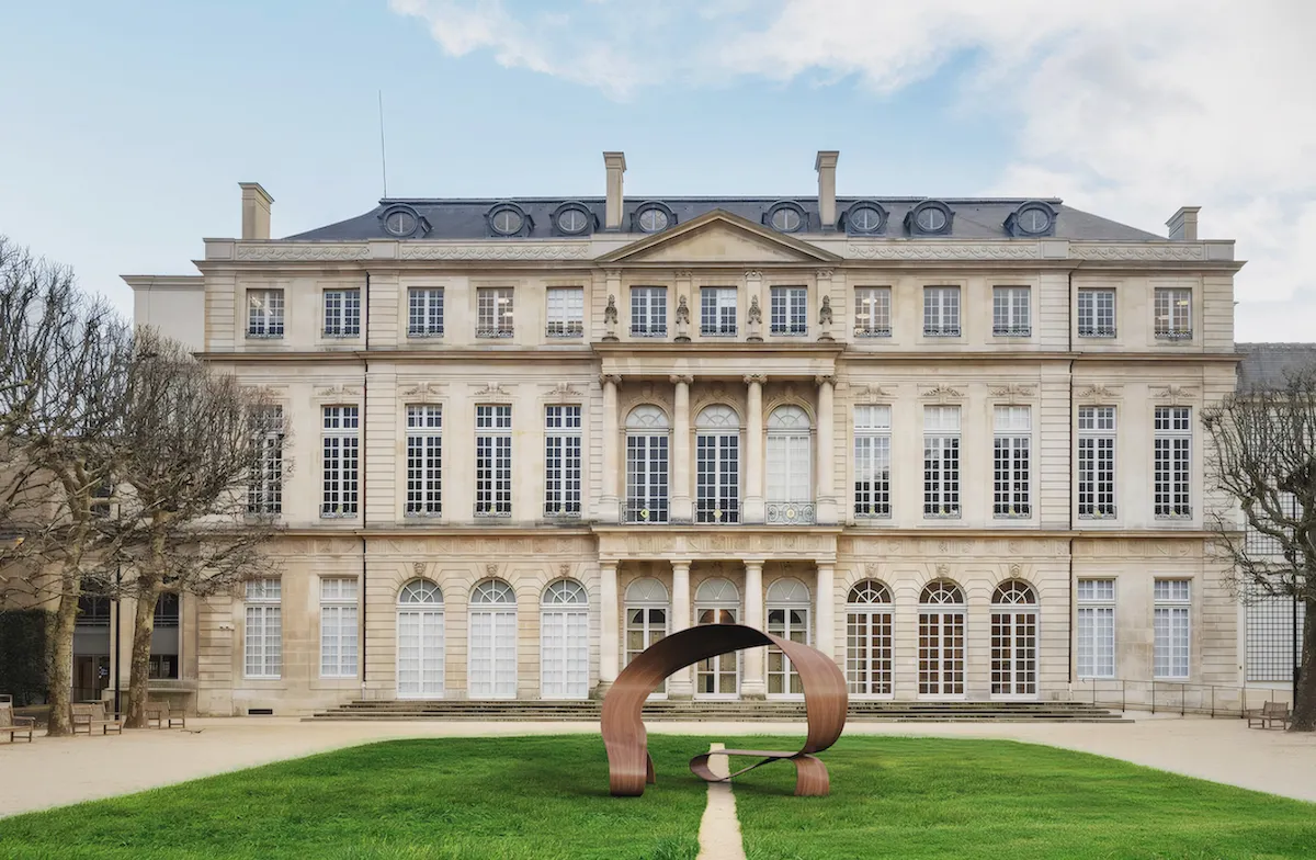 Design Miami Paris 2026, Pierre Renart'ın Arabesque adlı ahşap bankı; kıvrımlı oturma ve uzanma yüzeyleri.