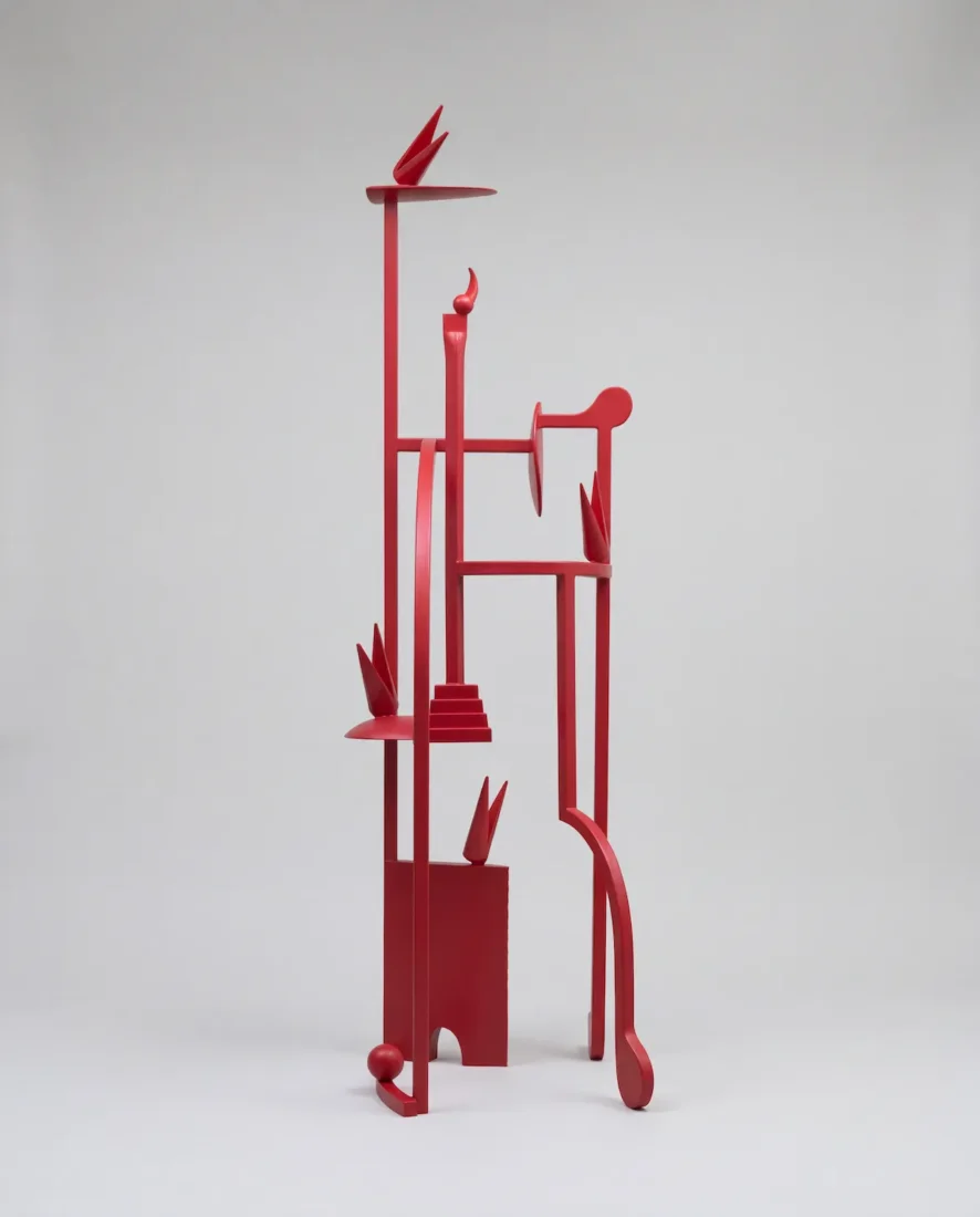 Rui Matos'un Birdhouse adlı kırmızı metal heykeli; ince çubuklarla oluşturulmuş dikey dış mekân yerleştirmesi.