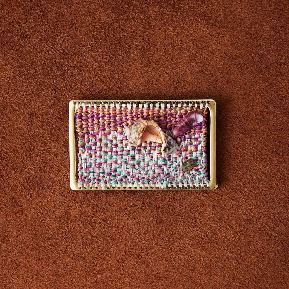 Design Miami Paris 2026, Sheila Hicks'in Aion adlı broşu; altın, ipek, deniz kabukları ve turmalinden üretilmiş mücevher.