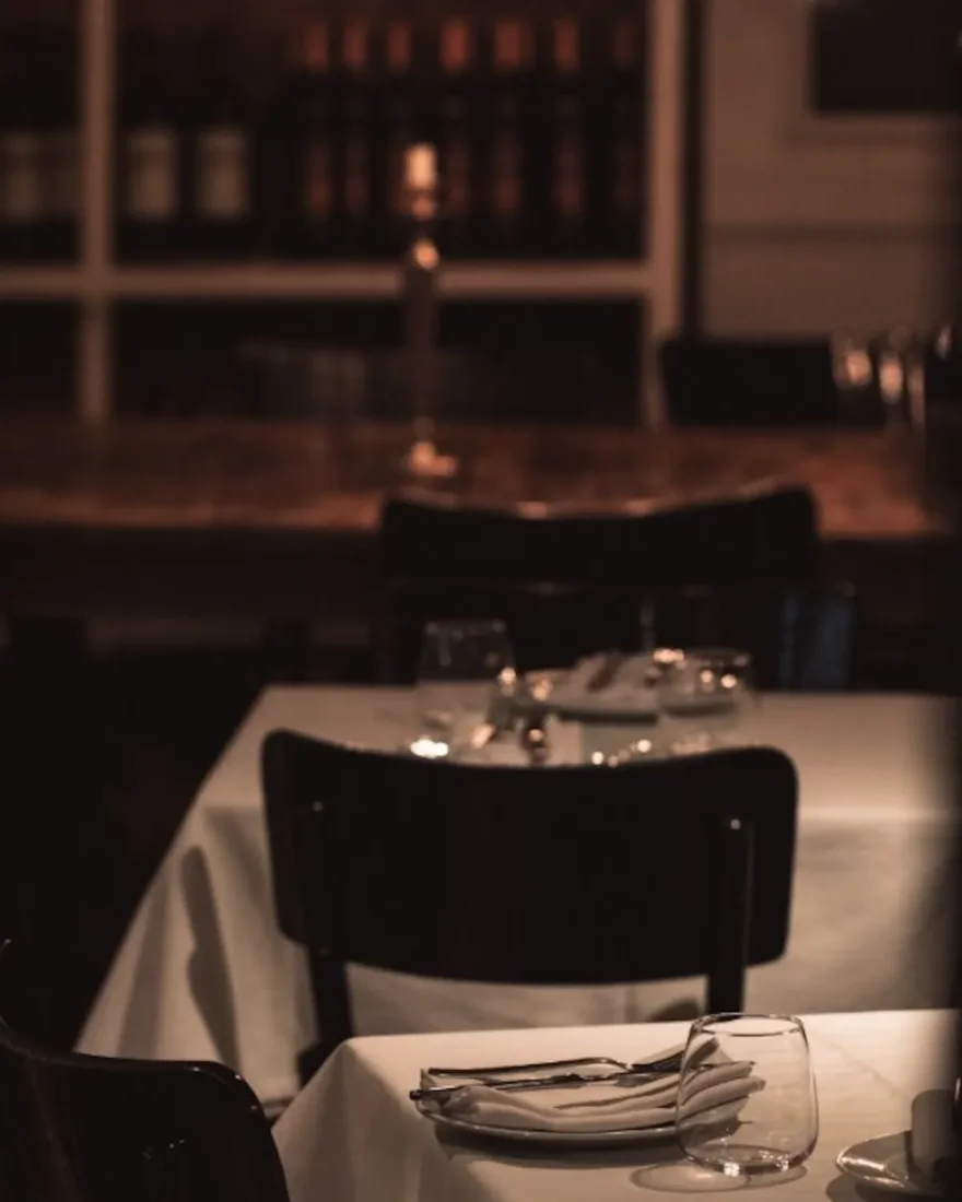 Divine Brasserie & Jazz Club'ın Nişantaşı'ndaki iç mekanı ve masa düzeni.