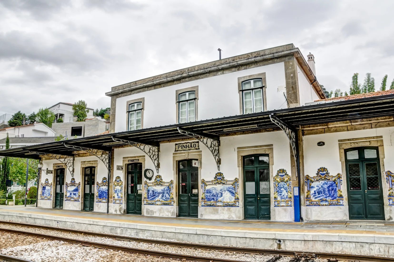 Douro Vadisi, Portekiz'deki Pinhão tren istasyonu, beyaza boyalı cephesini süsleyen, bağbozumu ve bölge yaşamından sahneleri anlatan geleneksel mavi azulejo seramik panolarıyla dikkat çekiyor, bu da sonbahar-kış ayları için belirlenen özel bir mikro mevsim rotasında ziyaretçileri karşılıyor.