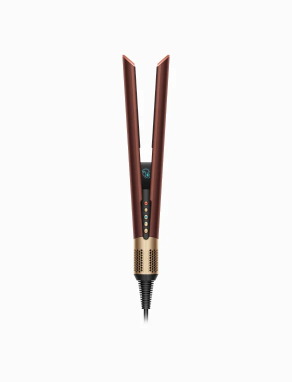 Şık ve modern bir görünüme sahip, özel erik ve parlak bakır renk paletiyle dikkat çeken Dyson Supersonic saç kurutma makinesi, minimalist bir zeminde ürünün aerodinamik tasarımını ve kaliteli detaylarını vurgulayacak şekilde konumlandırılmıştır.